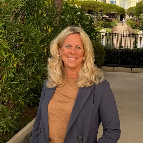 Photo of Lynne Coslett-Charlton
