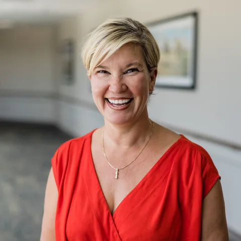 Photo of Amy Bingaman